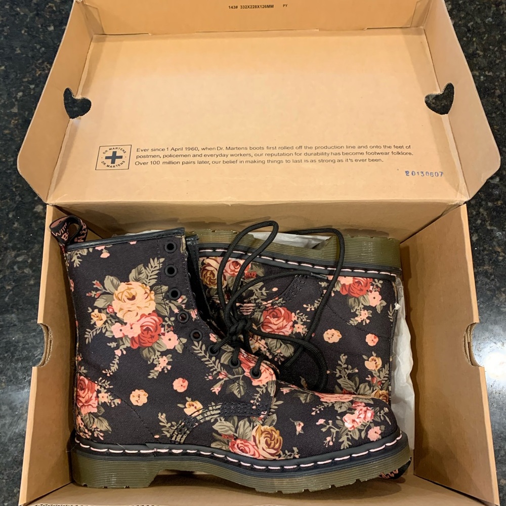 NWT Dr. Martens Floral Boot 🌸🌼🌺🥾